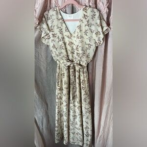 Sienna Sky Floral Cream Dress. Flowy sleeves. Has pockets!
Sz sm